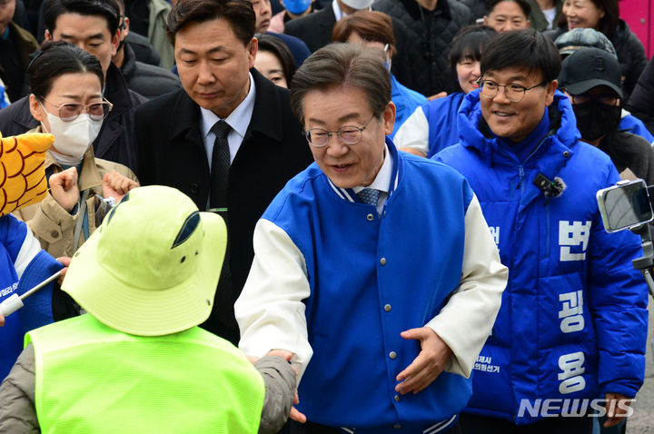 [거제=뉴시스] 차용현 기자 = 25일 오전 경남 거제시 삼성중공업 앞 도로에서 출근길 인사를 마친 더불어민주당 이재명 대표가 다음 장소로 이동하고 있다. 2024.03.25.con@newsis.com