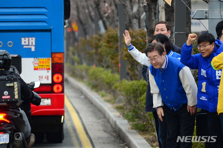 [거제=뉴시스] 차용현 기자 = 25일 오전 더불어민주당 이재명 대표가 경남 거제시 삼성중공업 앞 도로에서 출근길 인사를 하고 있다. 2024.03.25.con@newsis.com