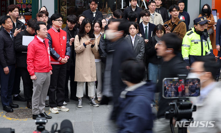 [서울=뉴시스] 이영환 기자 = 한동훈 국민의힘 비상대책위원장과 박용찬 영등포을 후보가 25일 오전 서울 영등포구 여의도역 인근에서 출근길 거리 인사를 하고 있다. 2024.03.25. 20hwan@newsis.com