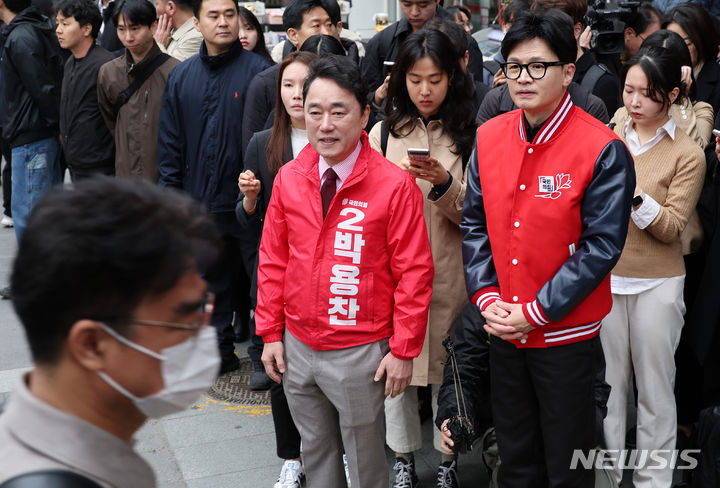 [서울=뉴시스] 이영환 기자 = 한동훈 국민의힘 비상대책위원장과 박용찬 영등포을 후보가 25일 오전 서울 영등포구 여의도역 인근에서 출근길 거리 인사를 하고 있다. 2024.03.25. 20hwan@newsis.com