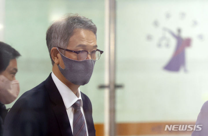 [서울=뉴시스] 홍효식 기자 = 협력업체로부터 부정한 청탁을 받고 8억원대 금품을 수수한 혐의를 받는 서정식 현대오토에버 전 대표가 지난 2024년 3월 서울 서초구 서울중앙지법에서 열린 구속 전 피의자 심문(영장실질심사)에 출석하고 있다. 2024.03.25. yesphoto@newsis.com