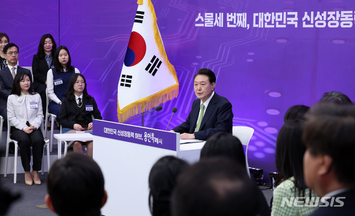 [용인=뉴시스] 조수정 기자 = 윤석열 대통령이 25일 경기 용인시청에서 '대한민국 신성장동력 허브, 용인특례시'를 주제로 열린 스물세 번째 국민과 함께하는 민생토론회에서 발언하고 있다. 2024.03.25. chocrystal@newsis.com