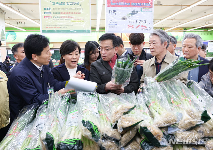 [성남=뉴시스] 황준선 기자 = 최상목(가운데) 부총리 겸 기획재정부 장관과 송미령(왼쪽 두 번째) 농림축산식품부 장관, 강호동(왼쪽 네 번째) 농협중앙회 회장이 25일 경기 성남시 하나로마트 성남점을 방문해 대파 가격을 점검하고 있다. 2024.03.25. hwang@newsis.com