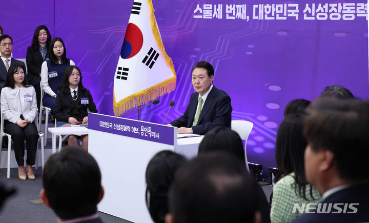 [용인=뉴시스] 조수정 기자 = 윤석열 대통령이 25일 경기 용인시청에서 '대한민국 신성장동력 허브, 용인특례시'를 주제로 열린 스물세 번째 국민과 함께하는 민생토론회에서 발언하고 있다. 2024.03.25. chocrystal@newsis.com