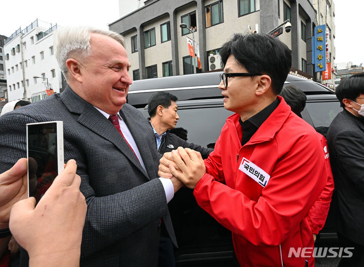 [서울=뉴시스] 조성봉 기자= 한동훈 국민의힘 비상대책위원장이 25일 서울 중구 퇴계로 신당동 떡볶이타운에서 인요한 국민의미래 선거대책위원장과 인사를 나누고 있다. (공동취재) 2024.03.25. photo@newsis.com