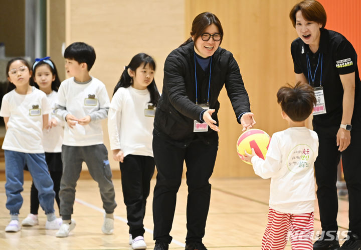 [용인=뉴시스] 김종택기자 = 늘봄학교 일일강사로 나선 장미란 문화체육관광부 제2차관이 25일 경기도 용인시 마성초등학교에서 학생들과 함께 '초1 맞춤형 체육수업'을 하고 있다. 2024.03.25. jtk@newsis.com