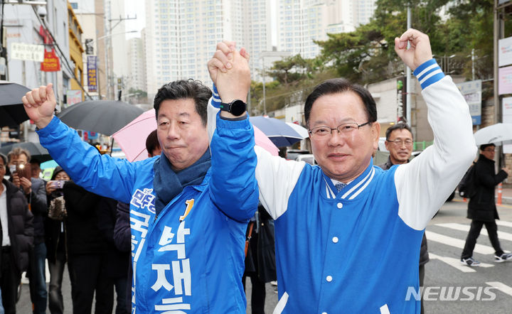 [부산=뉴시스] 하경민 기자 = 김부겸 더불어민주당 상임선대위원장이 25일 부산 남구 못골시장을 방문, 박재호 후보와 함께 시민들에게 인사하며 지지를 호소하고 있다. 2024.03.25. yulnetphoto@newsis.com