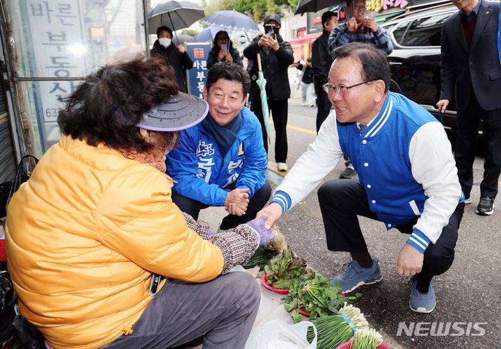 [부산=뉴시스] 하경민 기자 = 김부겸 더불어민주당 상임선대위원장이 25일 부산 남구 못골시장을 방문, 박재호 후보와 함께 상인에게 인사하며 지지를 호소하고 있다. 2024.03.25. yulnetphoto@newsis.com