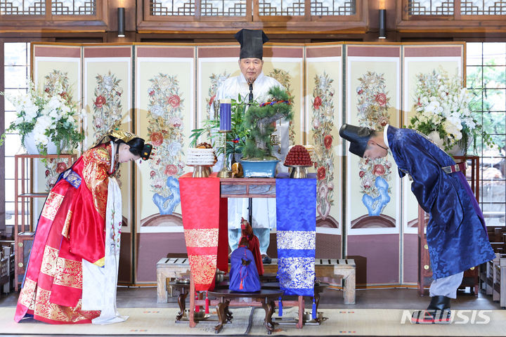 [서울=뉴시스] 권창회 기자 = 25일 오후 서울 중구 한국의집에서 새터민 출신 이일덕·박효심 부부가 전통혼례식을 올리고 있다. 2024.03.25. kch0523@newsis.com