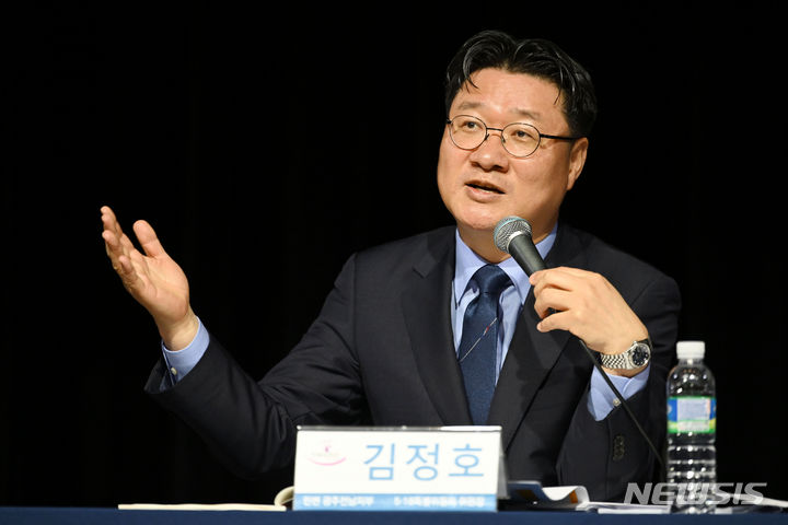 [광주=뉴시스] 이영주 기자 = 김정호 변호사가 25일 오후 광주 서구 5·18기념문화센터에서 열린 5·18조사위보고서 평가·기자간담회에 참여해 발언하고 있다. 2024.03.25. leeyj2578@newsis.com