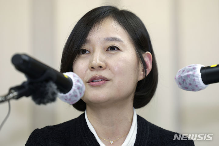 [서울=뉴시스] 최동준 기자 = 임주현 한미사이언스 사장이 지난 25일 서울 송파구 한미타워에서 OCI그룹과 통합 관련 기자회견을 열고 취재진 질문에 답변하고 있다. 2024.03.25. photocdj@newsis.com