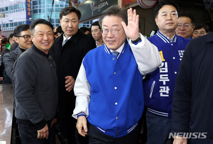 [양산=뉴시스] 추상철 기자 = 이재명 더불어민주당 대표가 25일 오후 경남 양산시 남부시장을 방문해 상인과 인사하고 있다. 2024.03.25. scchoo@newsis.com
