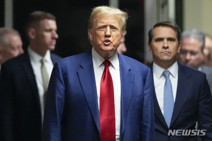 [뉴욕=AP/뉴시스]도널드 트럼프 전 미국 대통령이 25일(현지시각) 미국 뉴욕 맨해튼형사법원에서 열린 성추문 입막음 등 부정지출 사건 재판에 참석한 뒤 법정을 나오고 있다. 재판 담당 후안 머천 판사는 다음날 트럼프와 관련자들이 재판 관련자에 대해 언급하지 못하도록 하는 발언 금지 명령을 내렸다. 2024.03.27.