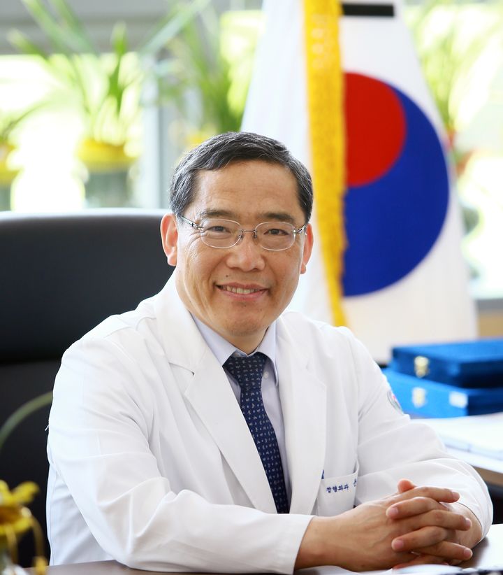 [광주=뉴시스] 전남대학교병원 정형외과 윤택림 교수. (사진=전남대병원 제공) 2024.03.26. photo@newsis.com *재판매 및 DB 금지