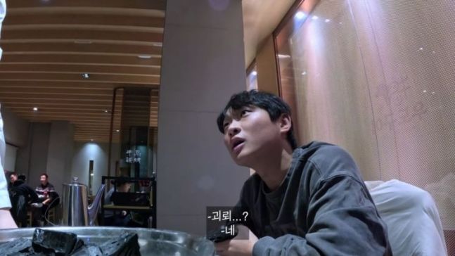 [서울=뉴시스] 한 유튜버는 식당에서 한 북한 출신 종업원과 대화를 나누다 '괴뢰'가 아니냐는 질문을 받았다 (사진=유튜브 채널 '레리꼬 LET IT GO’ 캡처 ) 2024.3.26. photo@newsis.com *재판매 및 DB 금지