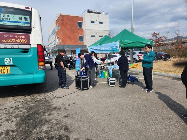 [양산=뉴시스] 양산시가 시내버스를 대상으로 자동차 배출가스 무료 점검하고 있다. (사진=양산시 제공) 2024.03.26. photo@newsis.com *재판매 및 DB 금지