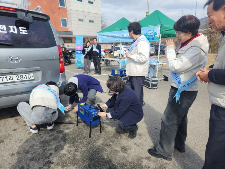 [양산=뉴시스] 양산시가 자동차 배출가스 무료 점검하고 있다. (사진=양산시 제공) 2024.03.26. photo@newsis.com *재판매 및 DB 금지