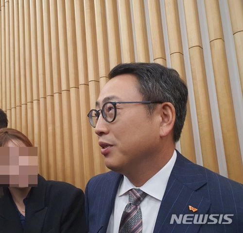 [서울=뉴시스] 심지혜 기자= 유영상 SK텔레콤 사장이 26일 서울 중구 SK-T타워에서 열린 제40기 정기 주주총회 직후 기자들의 '전환지원금'과 관련한 질문에 대해 대답했다. 