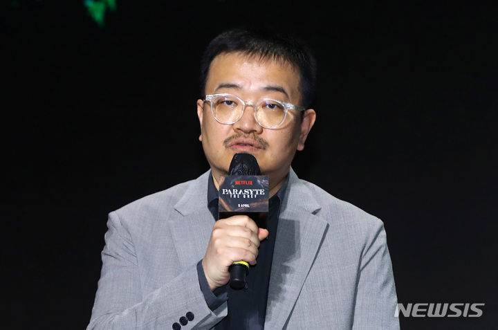 [서울=뉴시스] 김혜진 기자 = 연상호 감독이 26일 오전 서울 용산구 드래곤시티에서 열린 넷플릭스 시리즈 '기생수: 더 그레이' 제작발표회에서 인사말을 하고 있다. 2024.03.26. jini@newsis.com *재판매 및 DB 금지