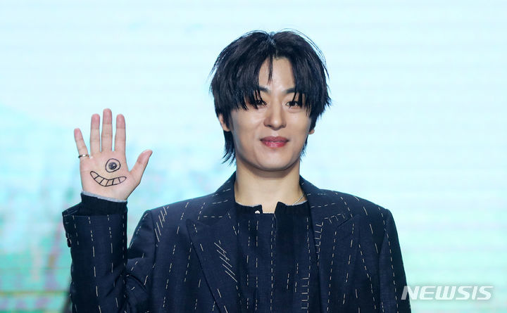 [서울=뉴시스] 김혜진 기자 = 배우 구교환이 26일 오전 서울 용산구 드래곤시티에서 열린 넷플릭스 시리즈 '기생수: 더 그레이' 제작발표회에서 포즈를 취하고 있다. 2024.03.26. jini@newsis.com *재판매 및 DB 금지