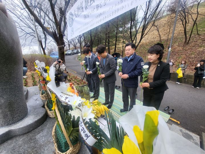 [대구=뉴시스] 이상제 기자 = 개구리소년 33주기 추모제가 열린 26일 대구 달서구 와룡산 선원공원 개구리소년 추모 및 어린이 안전 기원비 앞에서 참석자들이 헌화하고 있다. 2024.03.26. king@newsis.com&nbsp; *재판매 및 DB 금지