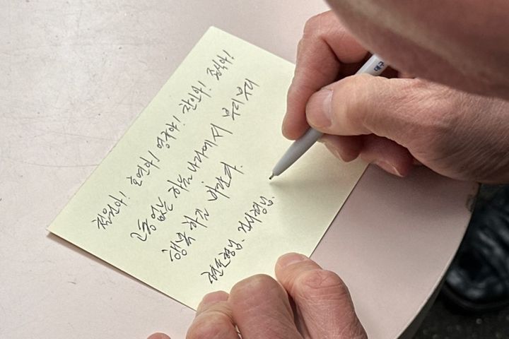 [대구=뉴시스] 이상제 기자 = 개구리소년 33주기 추모제가 열린 26일 대구 달서구 와룡산 선원공원 개구리소년 추모 및 어린이 안전 기원비 앞에서 참석자들이 헌화하고 있다. 2024.03.26. king@newsis.com&nbsp; *재판매 및 DB 금지