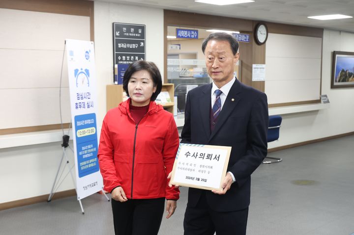 [창원=뉴시스] 손태화 사화·대상공원 민간조성특례사업에 대한 행정사무조사 특별위원회 위원장(오른쪽)과 이정희 부위원장이 26일 창원지검에 수사의뢰서를 접수하고 있다. (사진=창원시의회 제공). 2024.03.26. photo@newsis.com *재판매 및 DB 금지