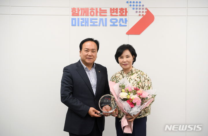 [오산=뉴시스] 이권재 시장, 김혜옥 오산시사립유치원연합회 회장