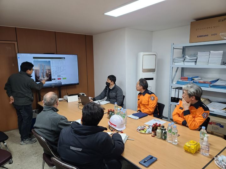 [대구=뉴시스] 대구북부소방서는 북구 칠성동 2가에 위치한 빌리브루센트 주상복합 건설 현장에서 화재예방 지도를 했다. (사진=대구북부소방서 제공) 2024.03.26. photo@newsis.com *재판매 및 DB 금지