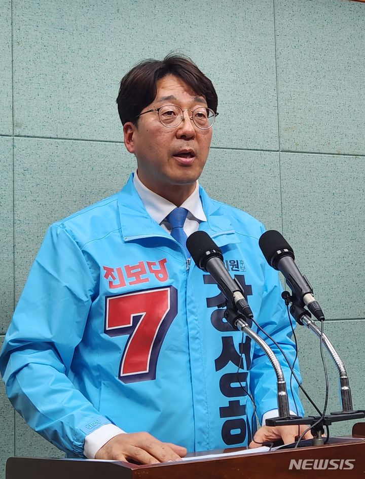 [전주=뉴시스] 김민수 기자= 전주을 진보당 강성희 후보가 26일 전북도의회에서 더불어민주당 이성윤 후보를 비판하는 기자회견을 하고 있다. 2024.03.26 leo@newsis.com *재판매 및 DB 금지