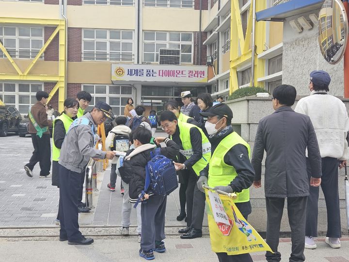 [대구=뉴시스] 대구 서부경찰서는 서구 내당동 경운초등학교 앞에서 어린이교통사고 예방 캠페인을 펼쳤다. (사진=대구 서부경찰서 제공) 2024.03.26. photo@newsis.com *재판매 및 DB 금지