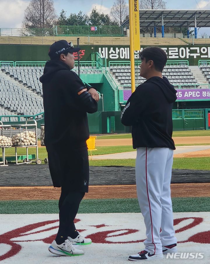 [인천=뉴시스] 김희준 기자 = SSG 랜더스의 추신수(사진 오른쪽)와 한화 이글스의 류현진이 26일 인천 SSG랜더스필드에서 벌어지는 정규시즌 경기를 앞두고 이야기를 나누고 있다. 2024.03.26jinxijun@newsis.com