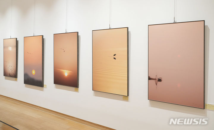 [창원=뉴시스]BNK경남은행갤러리에서 4월 5일까지 열리는 ‘바람거울’ 주제 조성제 사진전.(사진=BNK경남은행 제공) 2024.03.26. photo@newsis.com