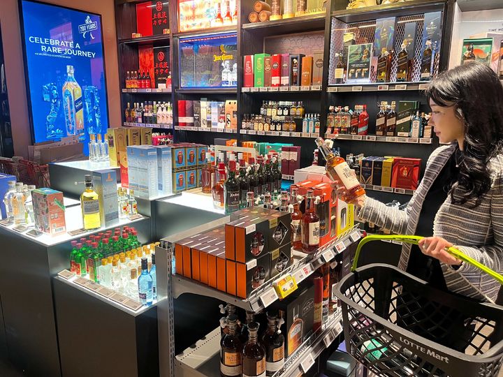 롯데마트 월드타워점에서 위스키를 쇼핑하고 있는 고객 모습(사진=롯데마트 제공) *재판매 및 DB 금지