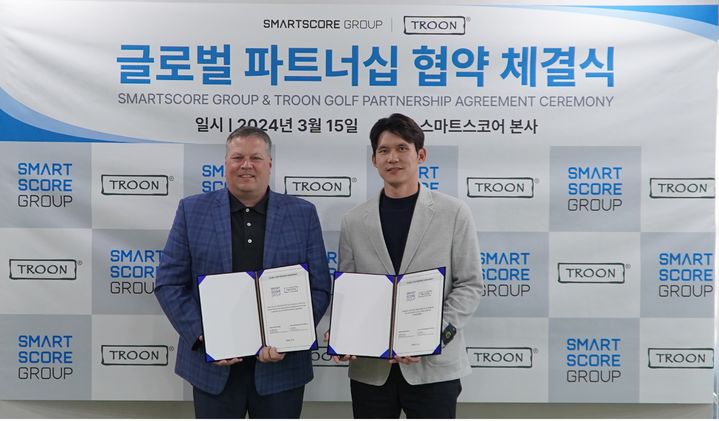 지난 15일 스마트스코어 본사에서 트룬 인터내셔널과 스마트스코어가 글로벌 파트너십 계약을 체결했다. 사진 왼쪽부터 트룬 인터내셔널 디제이 플랜더스 대표와 스마트스코어 그룹 최호성 전략실장. (사진=스마트스코어 제공)  *재판매 및 DB 금지