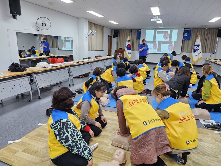 [부산=뉴시스] 부산 동래구는 지난 25일 복산동 회의실에서 통장·반장, 동 직원을 대상으로 심폐소생술 교육을 실시했다. (사진=동래구 제공) 2024.03.26. photo@newsis.com *재판매 및 DB 금지