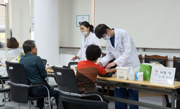 정읍시가 '찾아가는 농업인 100세 버스 지원사업'을 운영한다고 이날 밝혔다. 의료진들이 주민들의 건강상태를 살피고 있다. *재판매 및 DB 금지