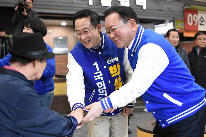 [서울=뉴시스] 김부겸 더불어민주당 상임공동선대위원장은 26일 오후 서울 중구 신당중앙시장을 찾아 박성준 중성동을 후보 지지를 당부했다. (사진=박성준 민주당 의원 페이스북) 2024.03.26 photo@newsis.com *재판매 및 DB 금지