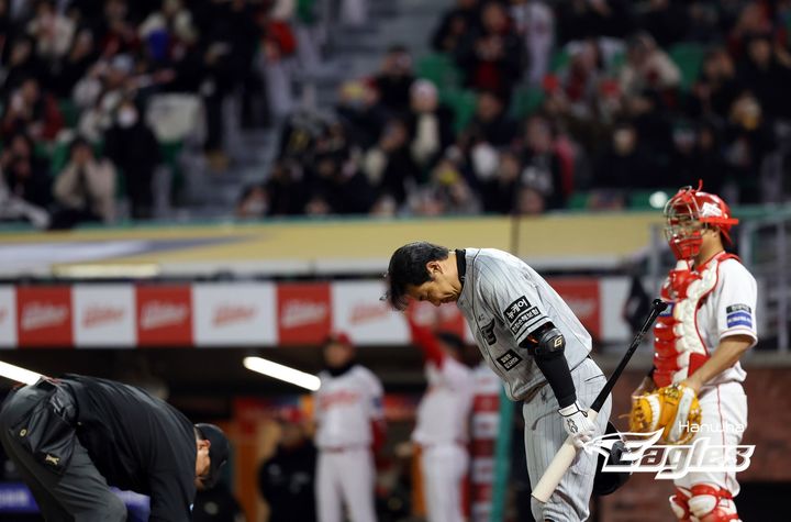 [서울=뉴시스] 한화 이글스의 김강민이 26일 인천 SSG랜더스필드에서 열린 SSG 랜더스와의 경기에서 9회초 타석에 들어서기 전 관중들에게 인사하고 있다. (사진 = 한화 이글스 제공) *재판매 및 DB 금지