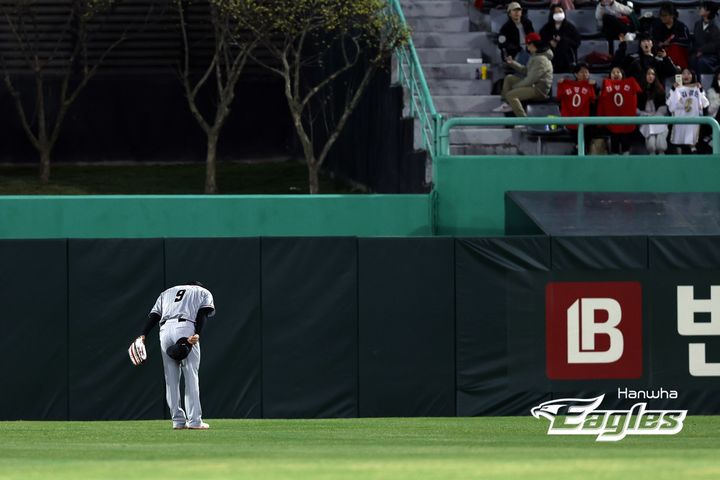 [서울=뉴시스] 한화 이글스의 김강민이 26일 인천 SSG랜더스필드에서 열린 SSG 랜더스와의 경기에서 7회말 대수비로 투입된 후 관중들에게 인사하고 있다. (사진 = 한화 이글스 제공) *재판매 및 DB 금지