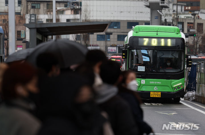 [서울=뉴시스] 고승민 기자 = 전국자동차노동조합연맹 서울시버스노동조합이 오는 28일 총파업 돌입을 예고했다. 임금 개선, 호봉 제도 개선 등을 주요 요구안으로 제시했지만, 실질적 협상 주체인 서울시는 일체의 대안을 제시하지 않고 있는 것으로 전해졌다. 노조는 26일 찬반 투표를 거쳐 총파업에 돌입할 계획이다. 27일 자정까지 서울지방노동위원회에서 막판 조정절차 합의를 도출하지 못하면 합법 파업이 가능해진다. 사진은 26일 서울역을 지나는 서울 시내버스와 이용객들 모습. 2024.03.26. kkssmm99@newsis.com