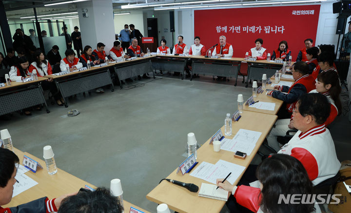 [서울=뉴시스] 고범준 기자 = 인요한 국민의미래 선거대책위원장이 26일 오전 서울 여의도 당사빌딩에서 열린 선거대책위원회 회의에서 인사말을 하고 있다. 2024.03.26. bjko@newsis.com