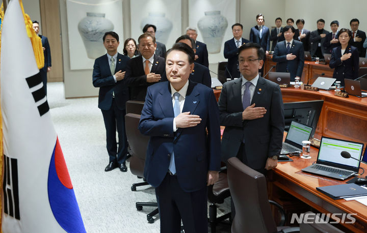 [서울=뉴시스] 전신 기자 = 윤석열 대통령이 26일 서울 용산 대통령실 청사에서 열린 국무회의에서 국기에 대한 경례를 하고 있다. (대통령실통신사진기자단) 2024.03.26. photo1006@newsis.com