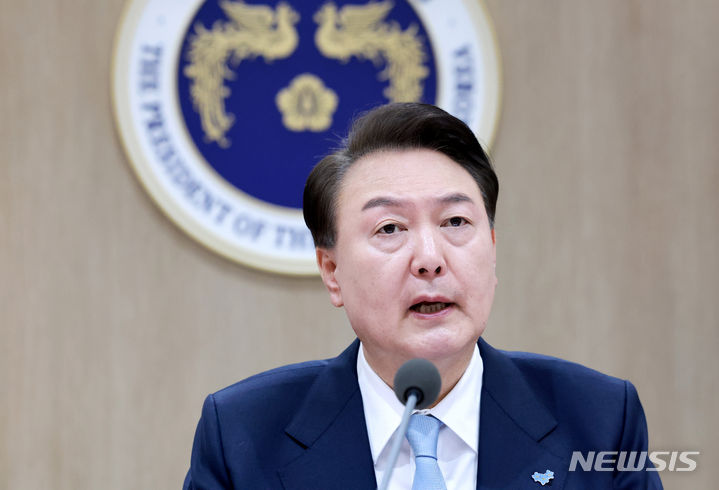 [서울=뉴시스] 전신 기자 = 윤석열 대통령이 26일 서울 용산 대통령실 청사에서 열린 국무회의를 주재하고 있다. 이날 윤 대통령을 비롯한 국무위원들은 국군포로, 납북자, 억류자들을 잊지 말자는 의미의 물망초 배지를 착용했다. (대통령실통신사진기자단) 2024.03.26. photo1006@newsis.com