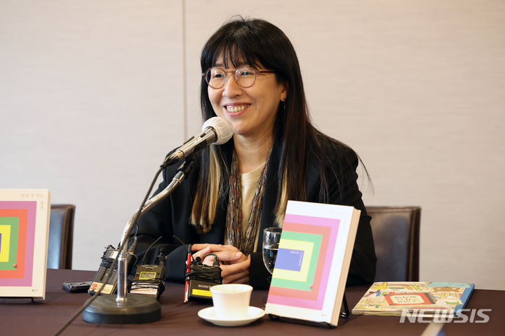 [서울=뉴시스] 박진희 기자 = 안데르센상 수상 이수지 작가가 26일 서울 중구 프레스센터에서 신간 '만질 수 있는 생각' 출간 기념 기자간담회를 하고 있다. 2024.03.26. pak7130@newsis.com