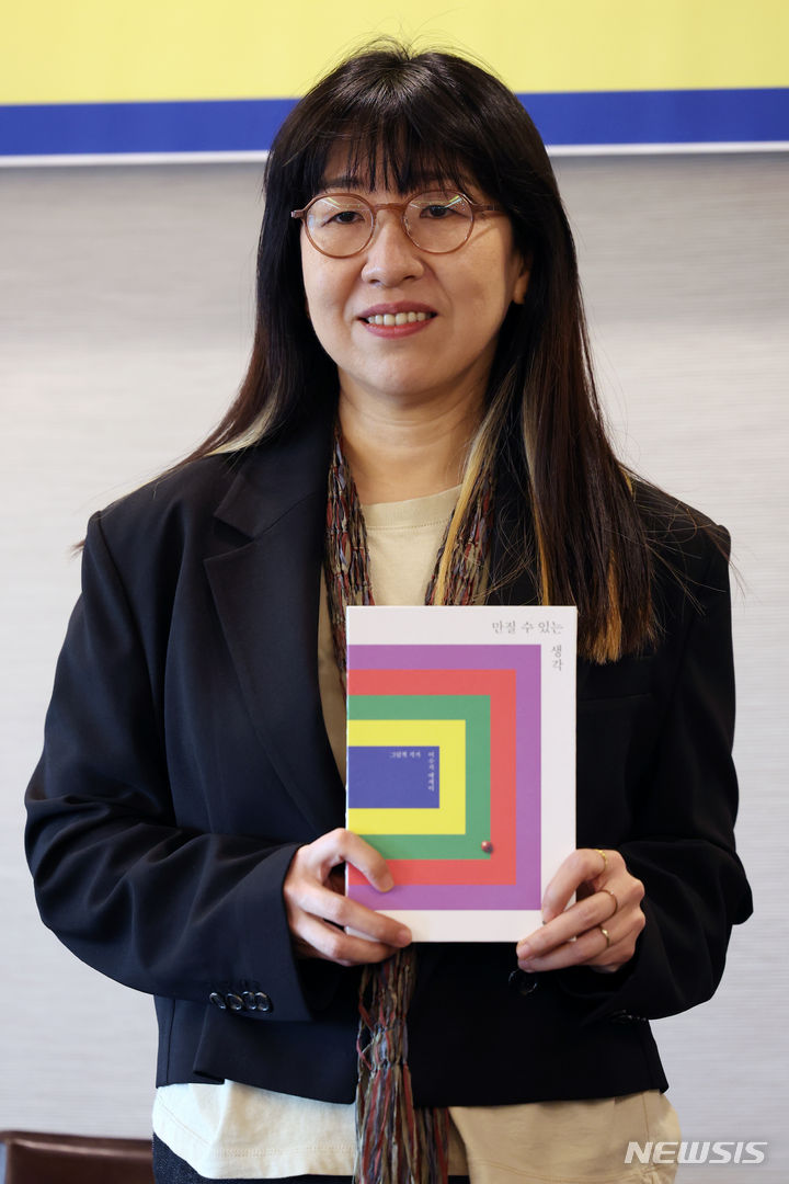 [서울=뉴시스] 박진희 기자 = 안데르센상 수상 이수지 작가가 26일 서울 중구 프레스센터에서 신간 '만질 수 있는 생각' 출간 기념 기자간담회를 하고 있다. 2024.03.26. pak7130@newsis.com