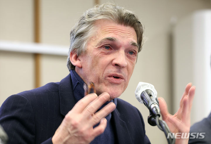 [서울=뉴시스] 박진희 기자 = 제15회 광주비엔날레 니콜라 부리오(Nicolas Bourriaud) 예술감독이 26일 서울 중구 프레스센터에서 제15회 광주비엔날레 참여작가 발표 기자회견을 하고 있다. 2024.03.26. pak7130@newsis.com