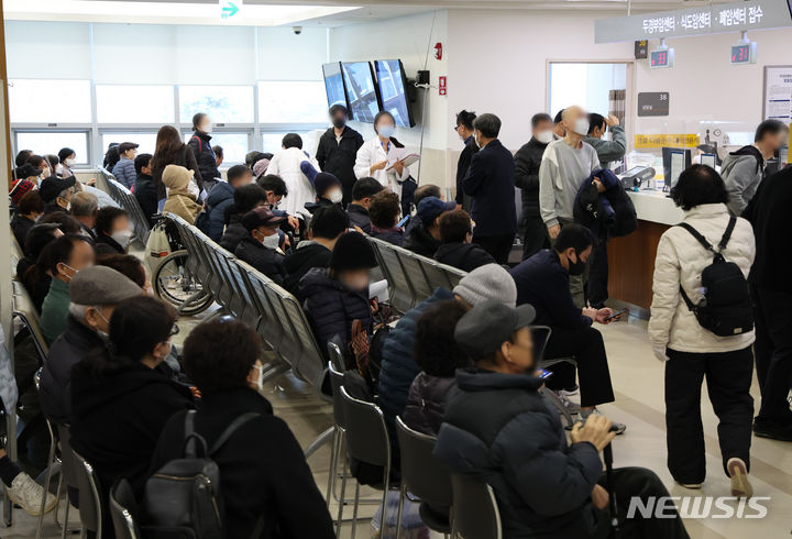 [서울=뉴시스] 서울 시내 한 대학병원의 외래 창구가 환자들로 붐비고 있는 모습 (사진=뉴시스 DB) 2024.03.26. photo@newsis.com