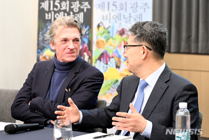 [광주=뉴시스] 김혜인 기자 = 제15회 광주비엔날레 니콜라 부리오(Nicolas Bourriaud) 예술감독과 광주비엔날레 박양우 대표이사가 25일 오후 광주 동구 라마다플라자충장호텔에서 비엔날레 참여작가 발표 기자회견을 하고 있다. 2024.03.26. photo@newsis.com