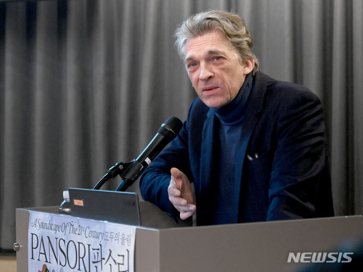 [광주=뉴시스] 김혜인 기자 = 제15회 광주비엔날레 니콜라 부리오(Nicolas Bourriaud) 예술감독이 25일 오후 광주 동구 라마다플라자충장호텔에서 비엔날레 참여작가 발표 기자회견을 하고 있다. 2024.03.26. photo@newsis.com